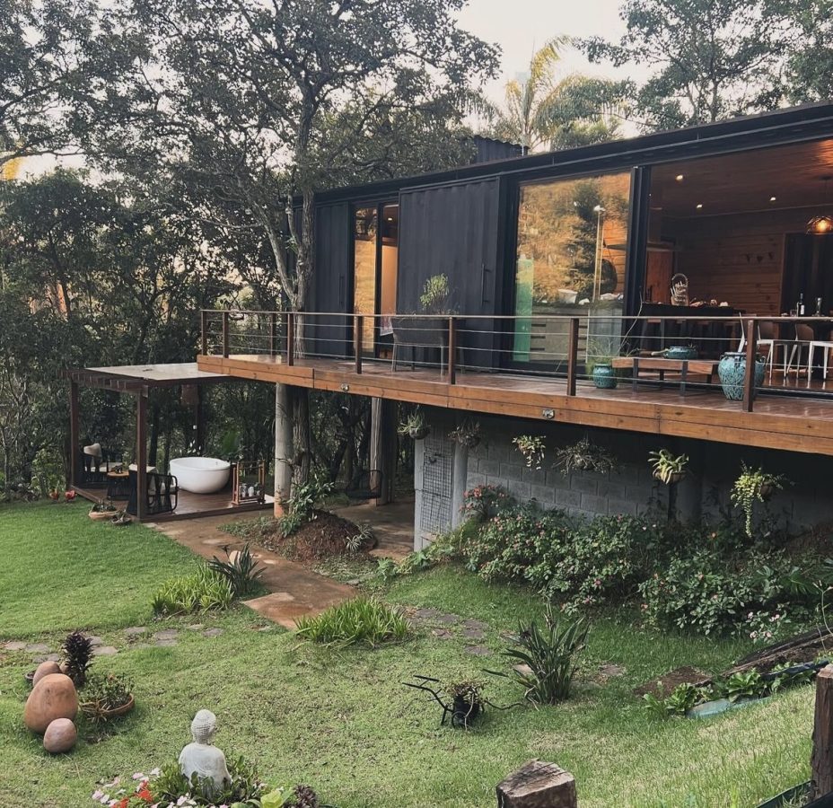 Fachada do Loftplannar cercada pela natureza